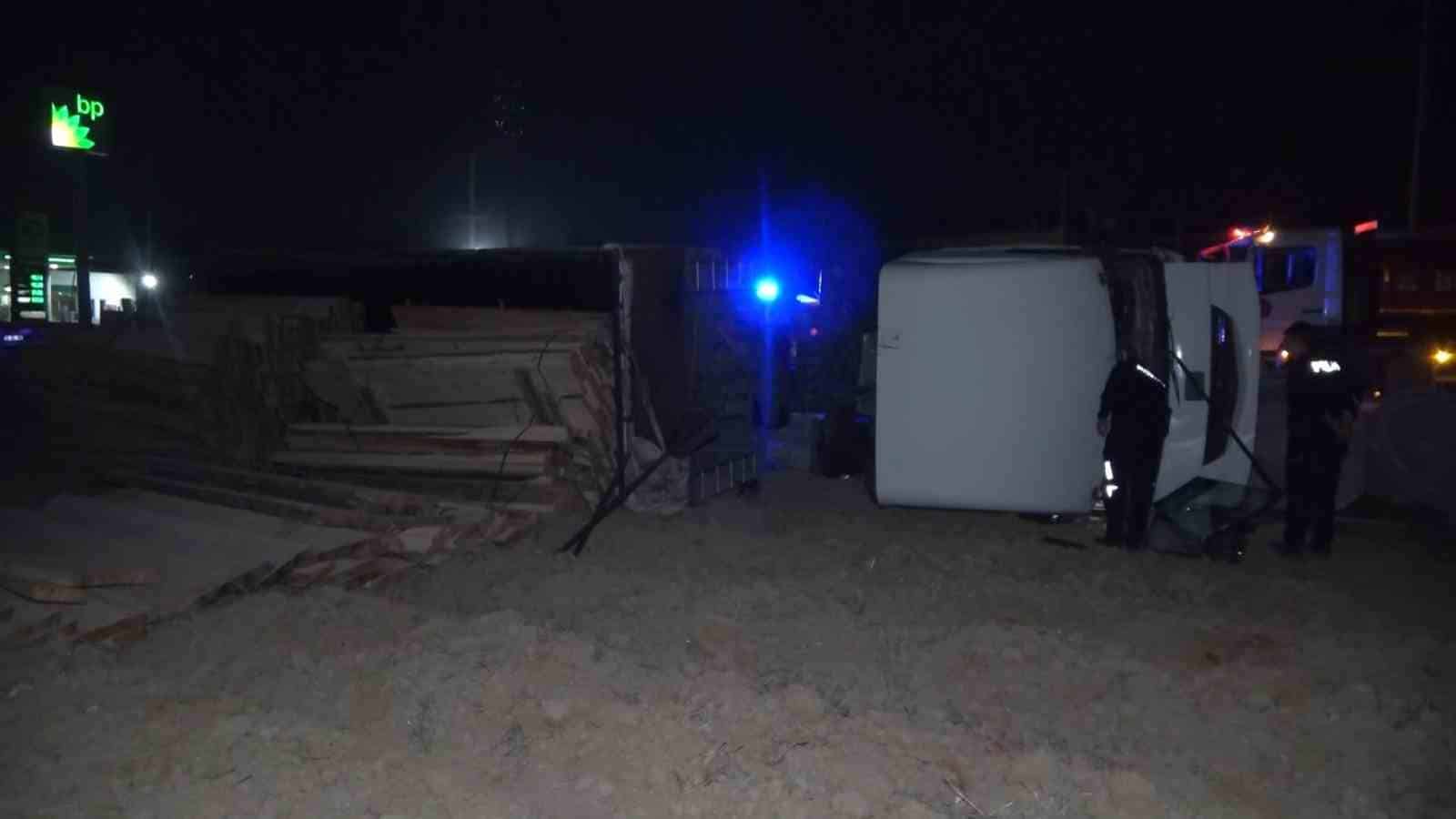 Kontrolden çıkan tır tarlaya uçtu, sürücü tırı bırakıp kaçtı