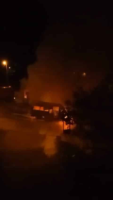 Servis minibüsü alev topuna döndü, 2 araç kullanılamaz hale geldi