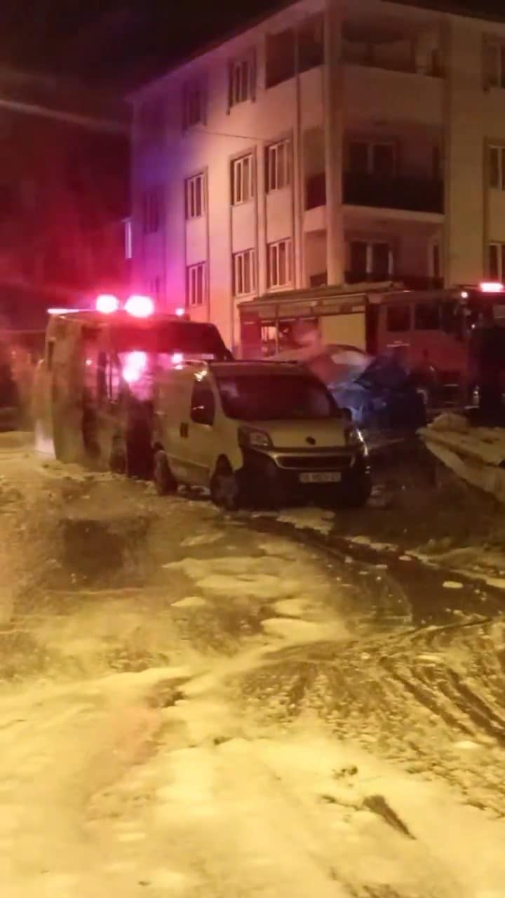 Servis minibüsü alev topuna döndü, 2 araç kullanılamaz hale geldi