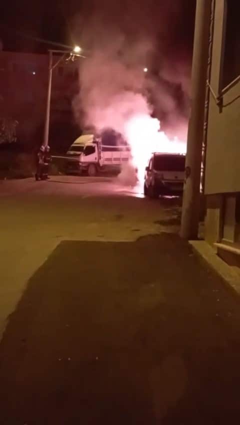 Servis minibüsü alev topuna döndü, 2 araç kullanılamaz hale geldi