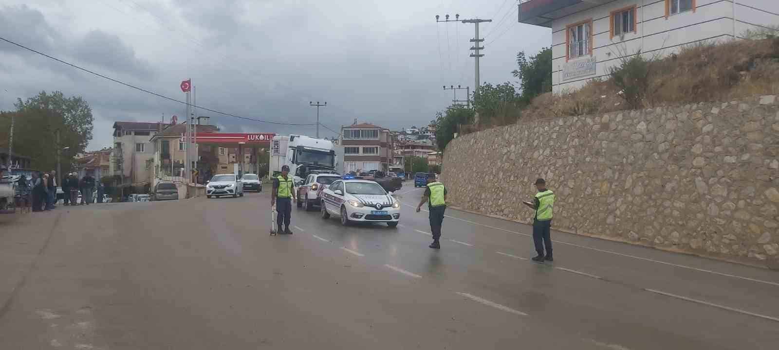 Tırın altına giren kamyonette sıkıştılar