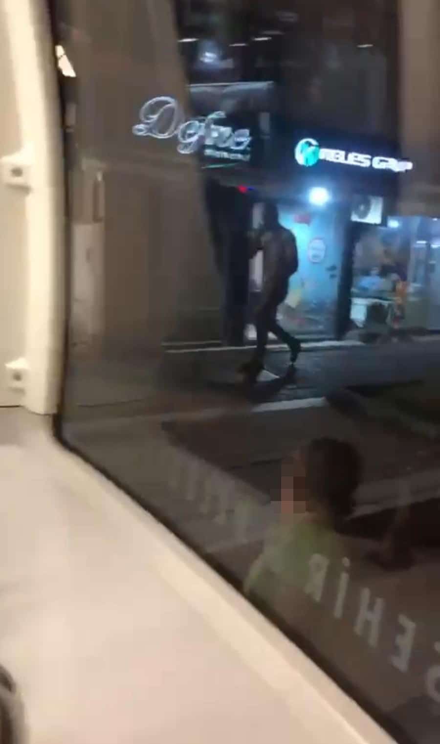 Tramvayın arkasında tehlikeli yolculuk