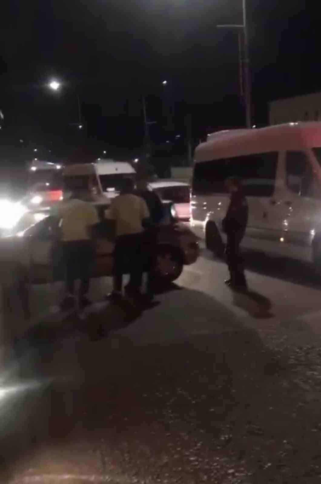 Araçta uyuyakaldı trafiği felç etti