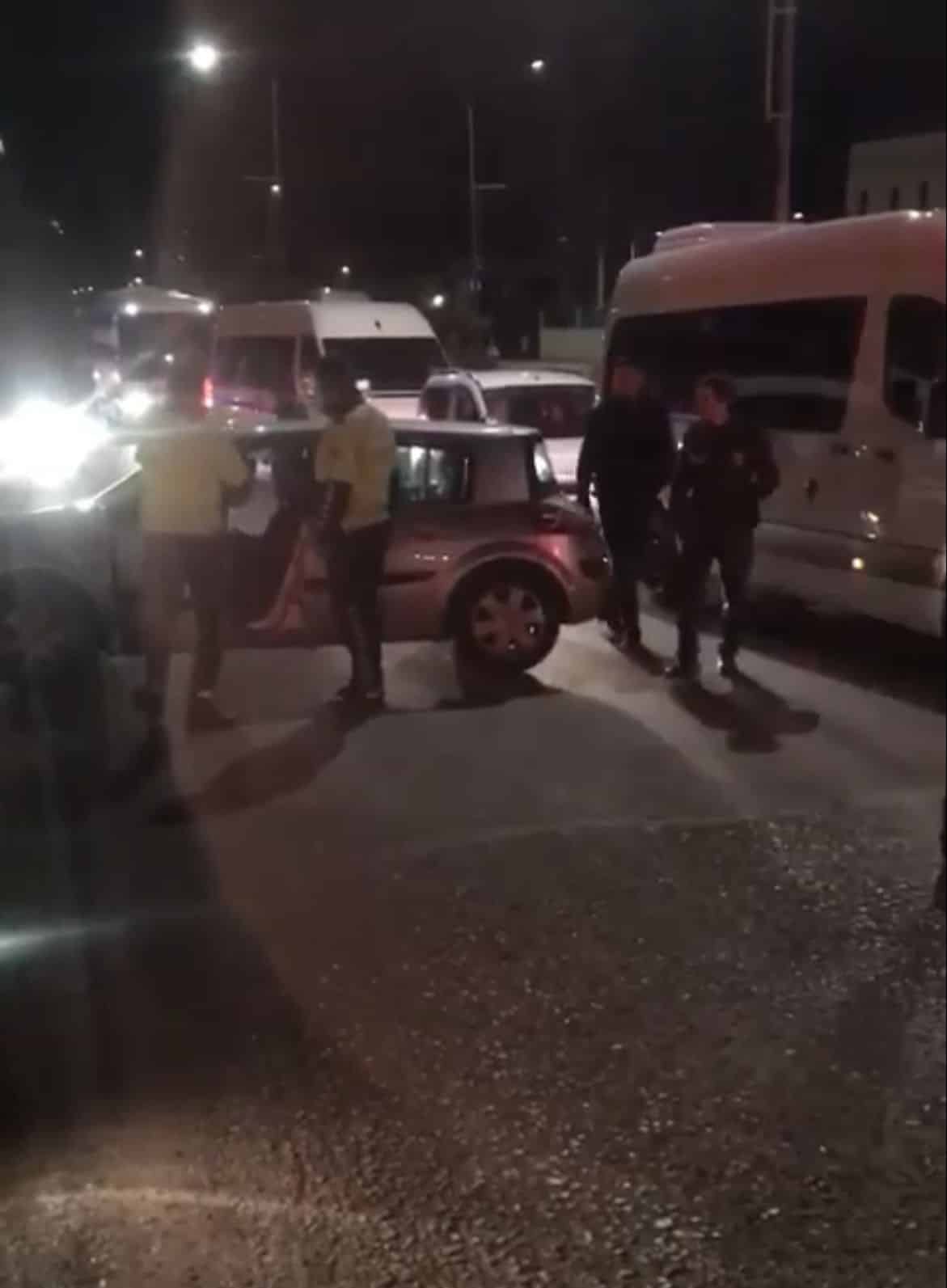 Araçta uyuyakaldı trafiği felç etti