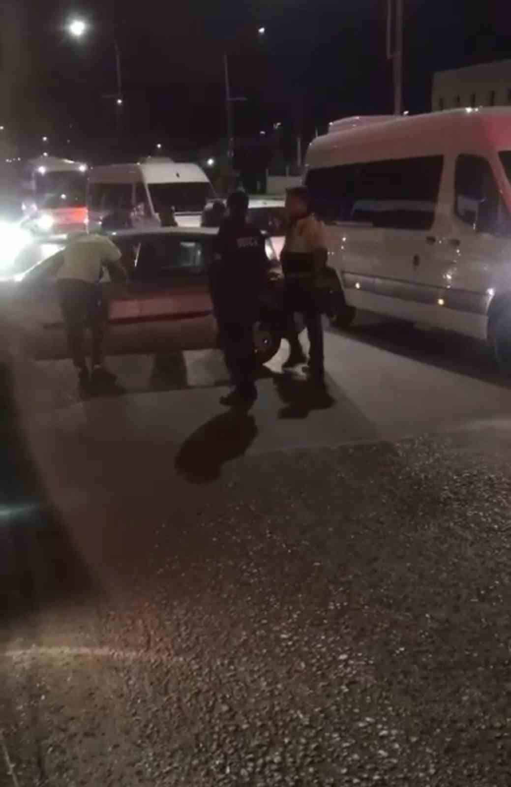 Araçta uyuyakaldı trafiği felç etti