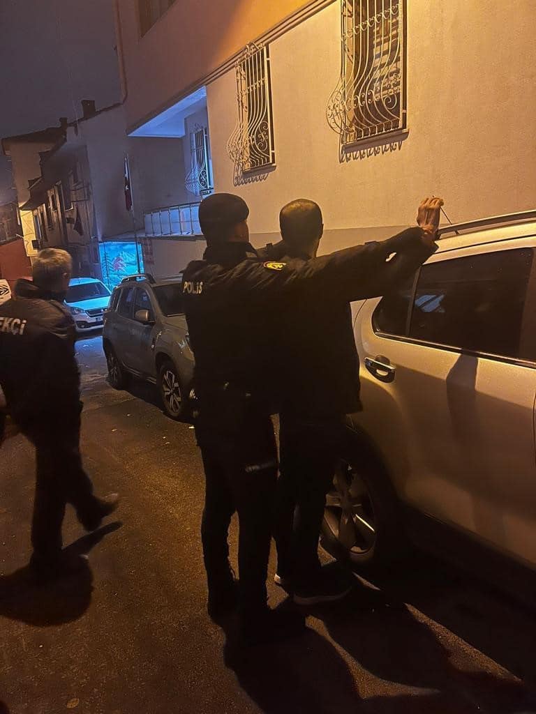 Bursa polisi ruhsatsız silah, fişek ve uyuşturucu ele geçirdi