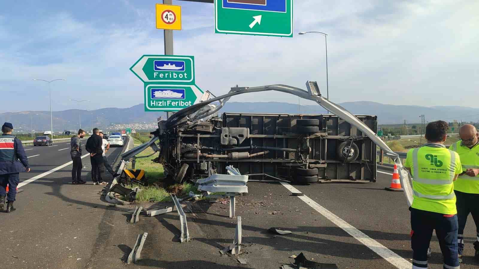 Bursa’da kamyonet bariyere saplandı