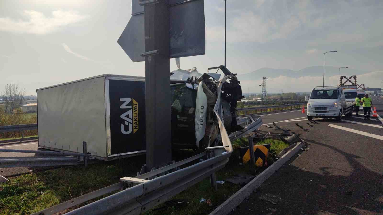 Bursa’da kamyonet bariyere saplandı