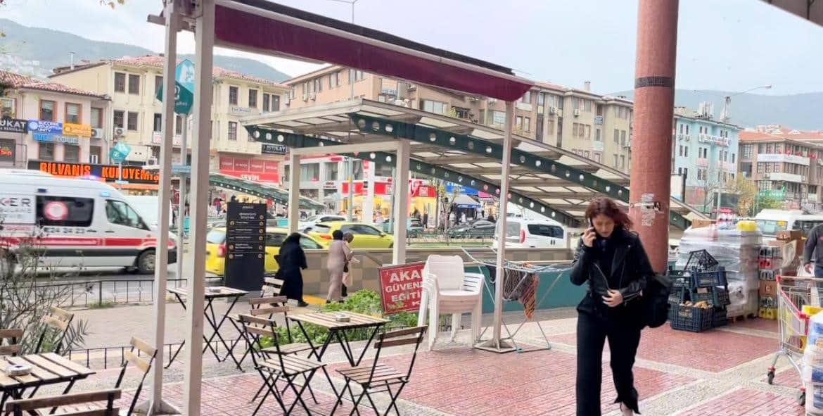 Bursa’da şiddetli rüzgar hayatı felç etti