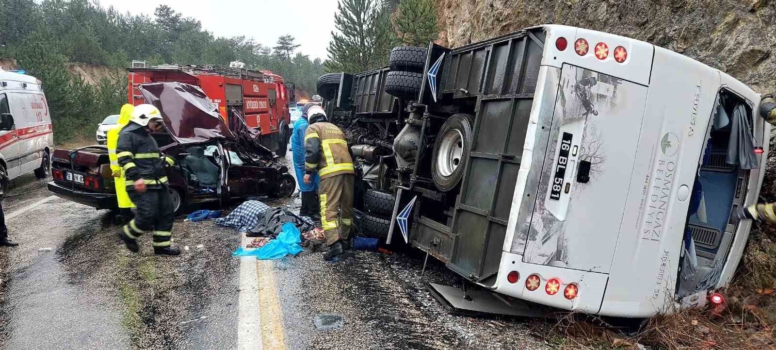 Cenazeye gidenleri taşıyan midibüs ile otomobil çarpıştı: 1 ölü, 3 yaralı…(düzeltme)