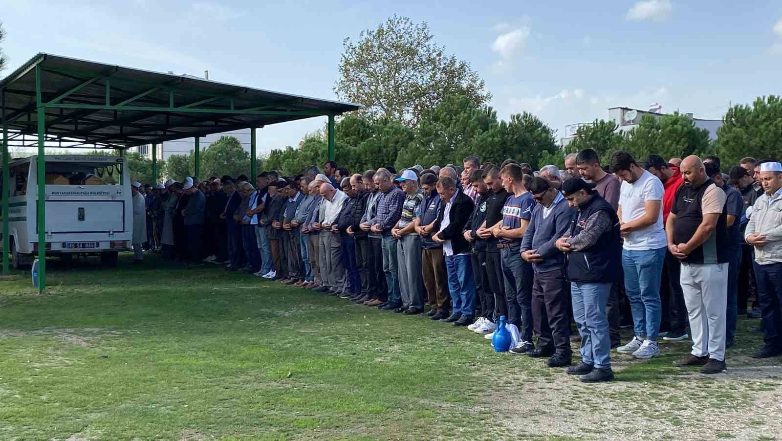 Cinnet kurbanı anne ve oğulları toprağa verildi