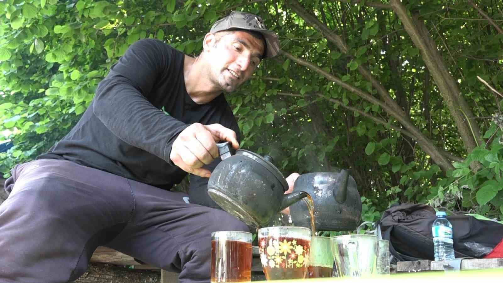 Dağ başında tek başına yaşıyor