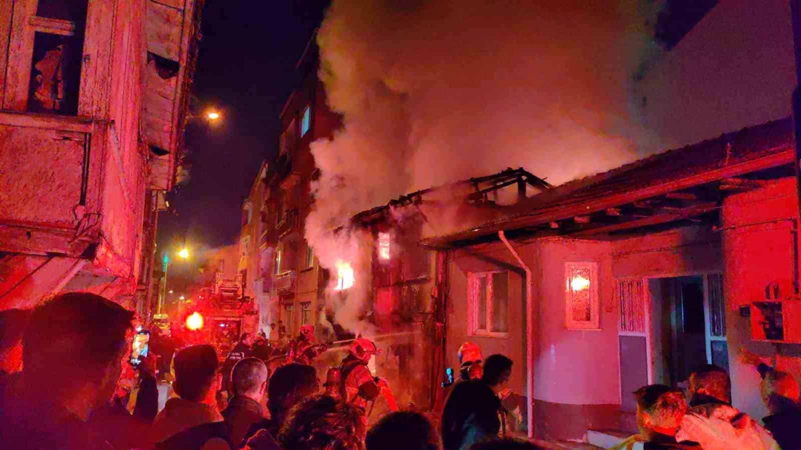 Devrilen ısıtıcıdan çıkan yangın evi küle çevirdi: 1 yaralı