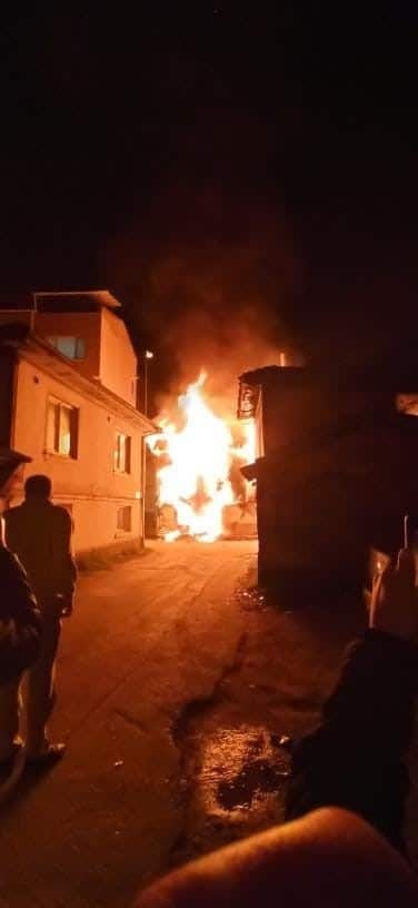 Devrilen ısıtıcıdan çıkan yangın evi küle çevirdi: 1 yaralı