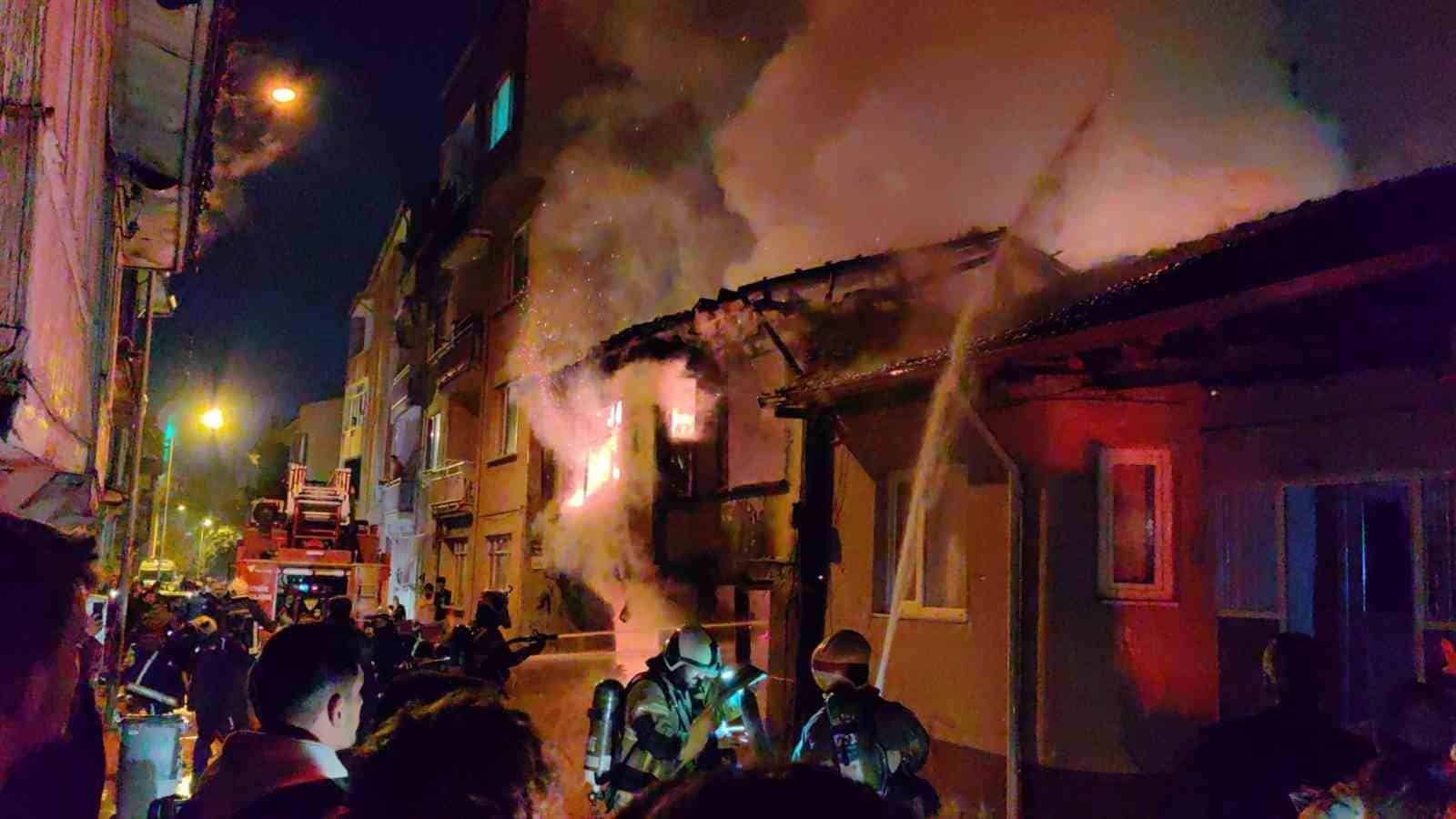 Devrilen ısıtıcıdan çıkan yangın evi küle çevirdi: 1 yaralı