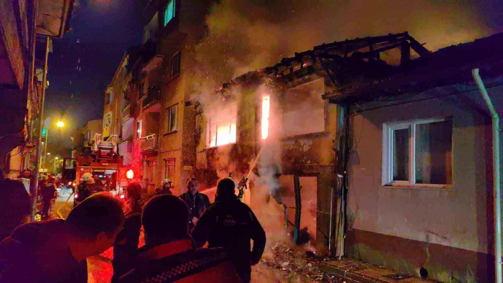 Devrilen ısıtıcıdan çıkan yangın evi küle çevirdi: 1 yaralı