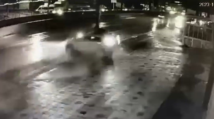 Direğe çarptığı otomobilden fırladı, emekleyerek canını böyle kurtardı