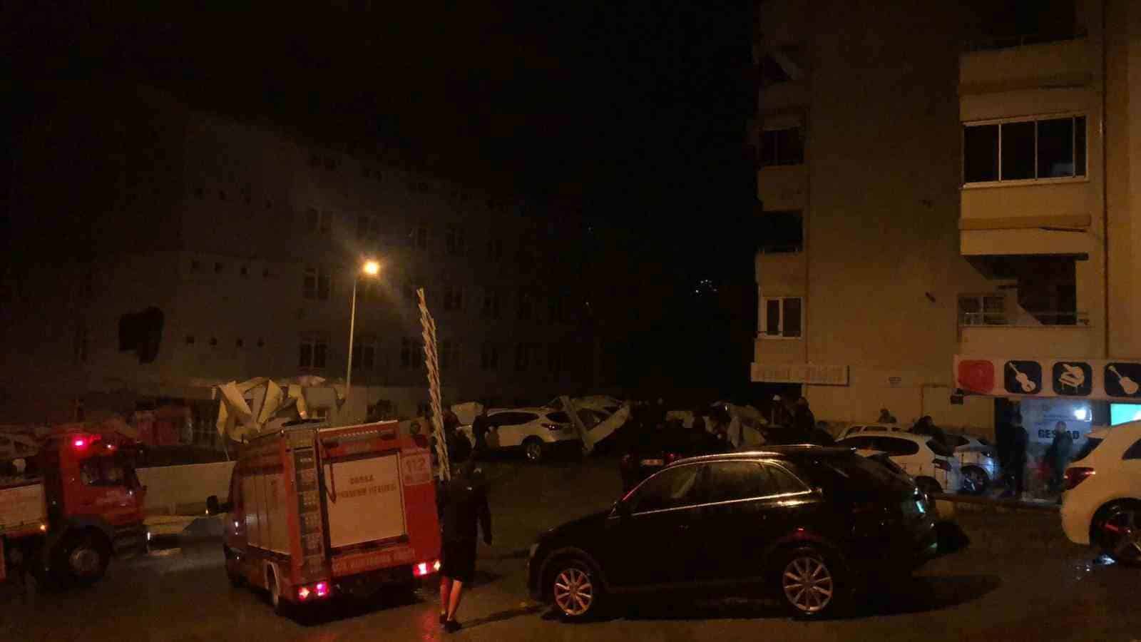 Gemlik’te okulun çatısı araçların üzerine uçtu