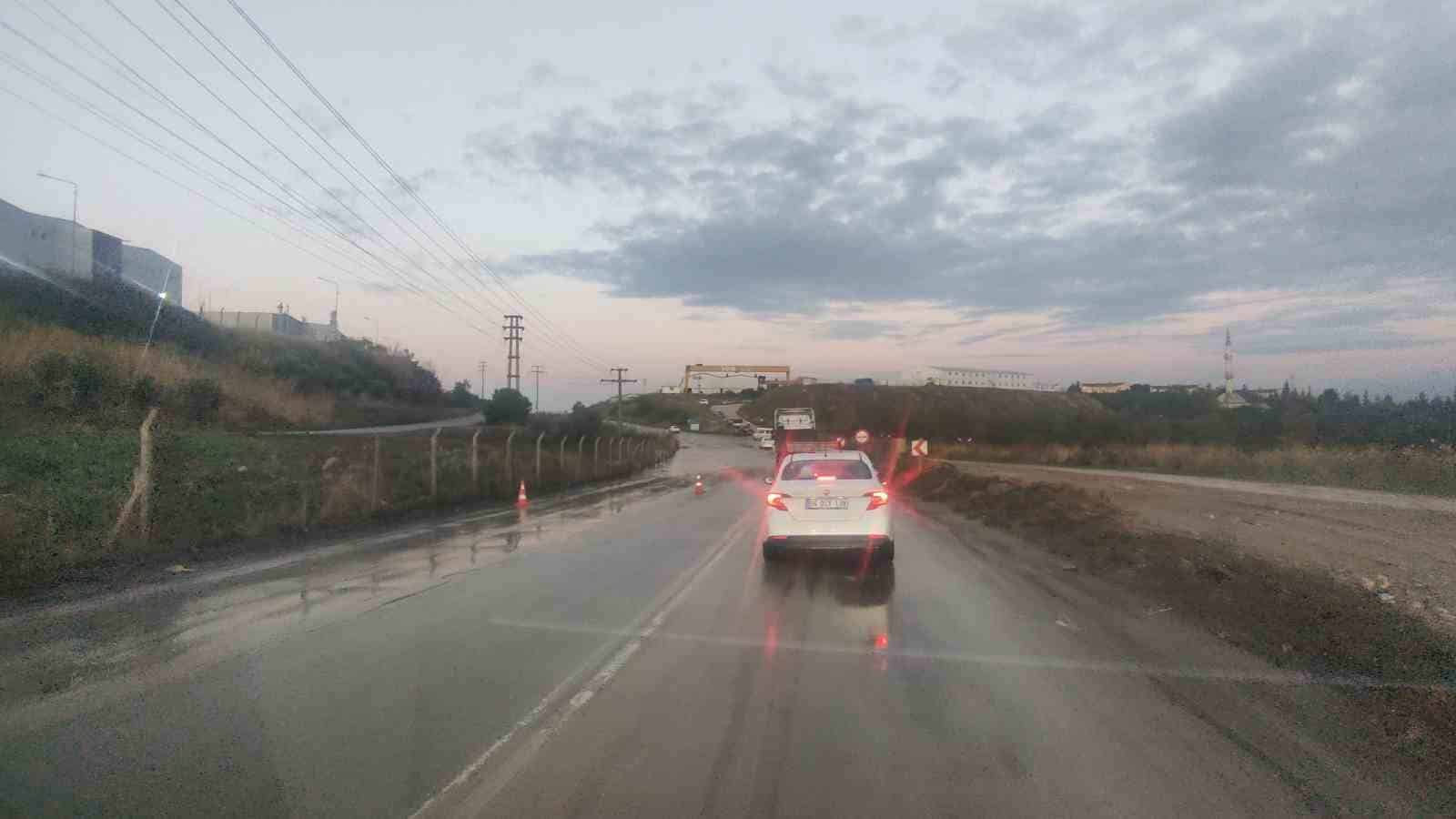 Gemlik’te sel suları yolu kapattı, trafik aksıyor