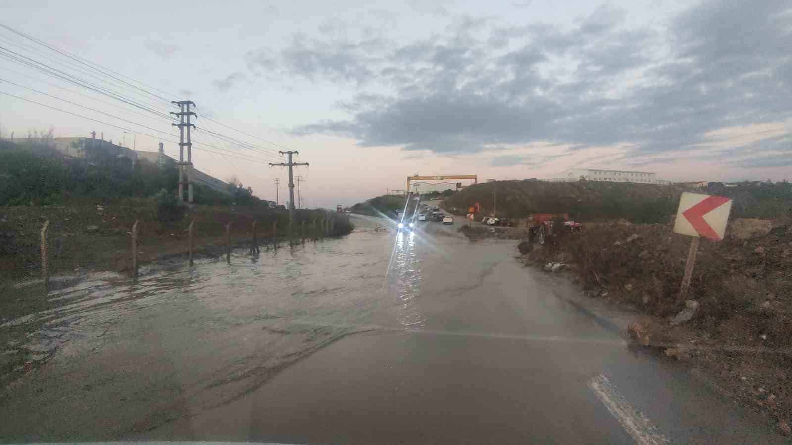 Gemlik’te sel suları yolu kapattı, trafik aksıyor