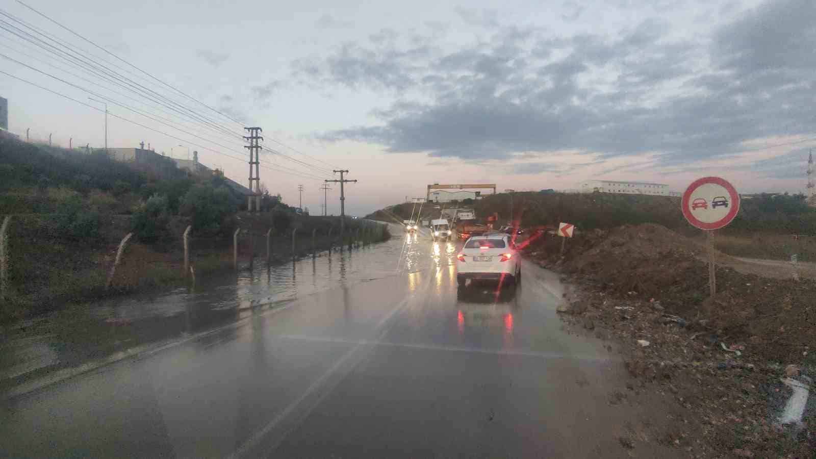 Gemlik’te sel suları yolu kapattı, trafik aksıyor