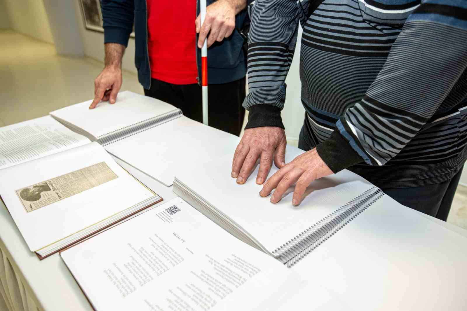 Göremedikleri fotoğrafları, dokunarak anladılar