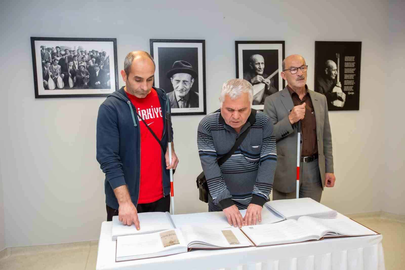 Göremedikleri fotoğrafları, dokunarak anladılar