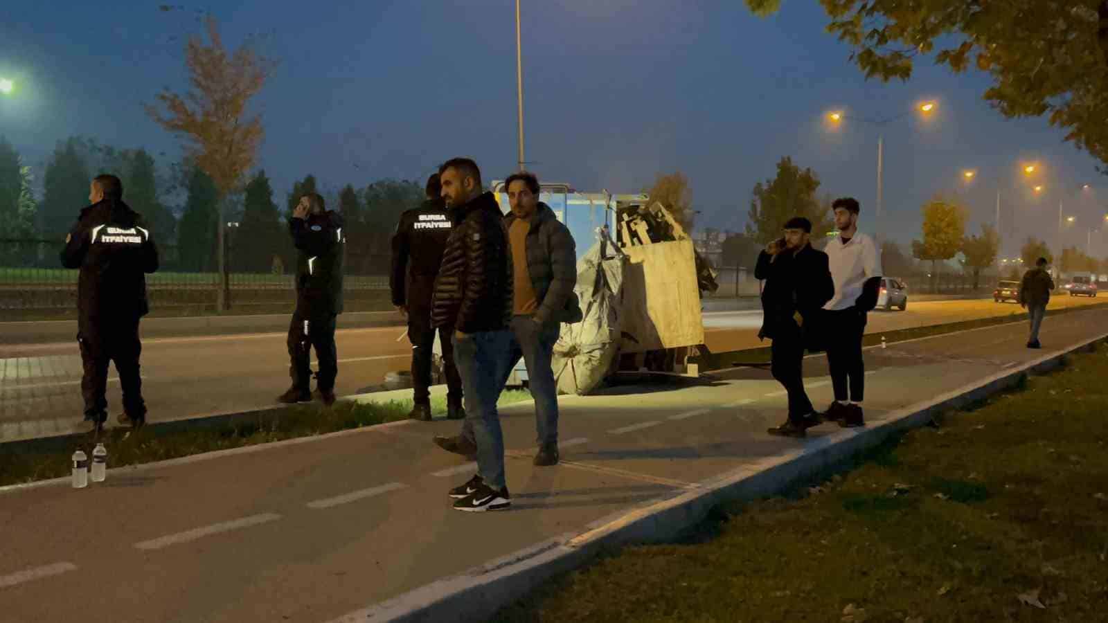 Lastiği patlayan kamyonet devrildi