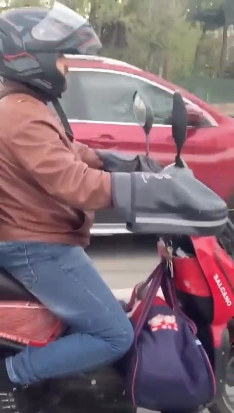 Motosikletin önüne bebeğini koyup kilometrelerce ilerledi