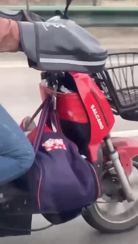 Motosikletin önüne bebeğini koyup kilometrelerce ilerledi