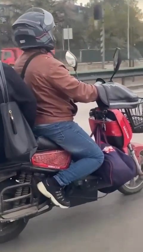 Motosikletin önüne bebeğini koyup kilometrelerce ilerledi