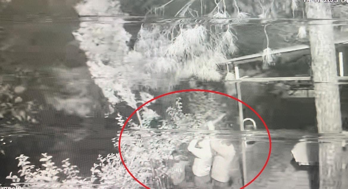"Örümcek Adam" gibi tırmanıp tarihi aşevinin kurşunlarını çaldılar