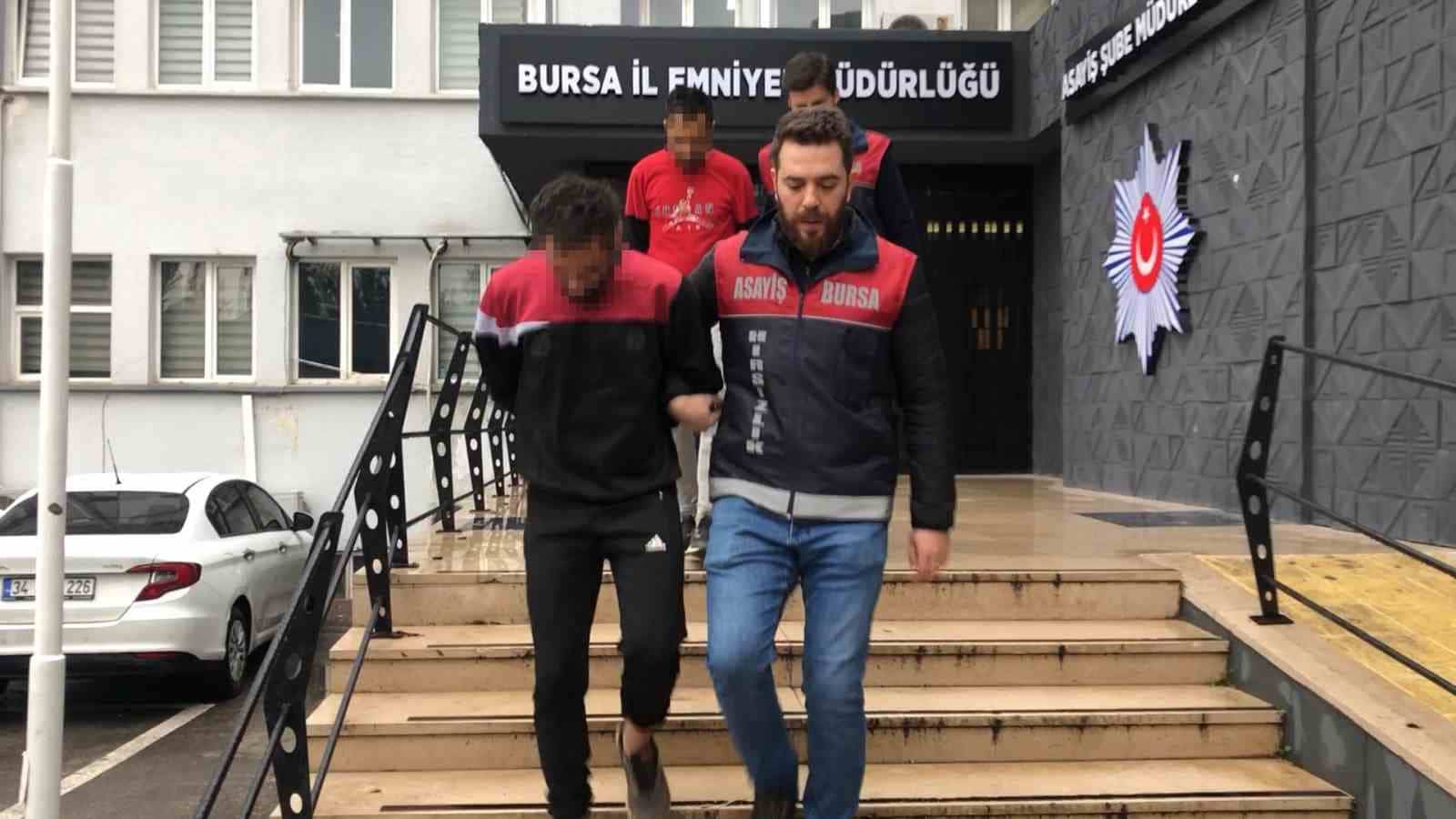 "Örümcek Adam" gibi tırmanıp tarihi aşevinin kurşunlarını çaldılar