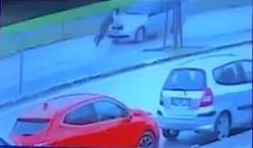 Oscar ödüllük performans...Otomobilin önüne kendini böyle attı