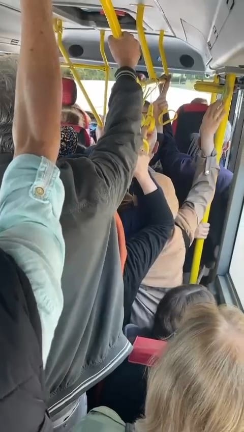 Otobüs tıklım tıklım doldu, yolcuya kızan şoför hareket etmedi