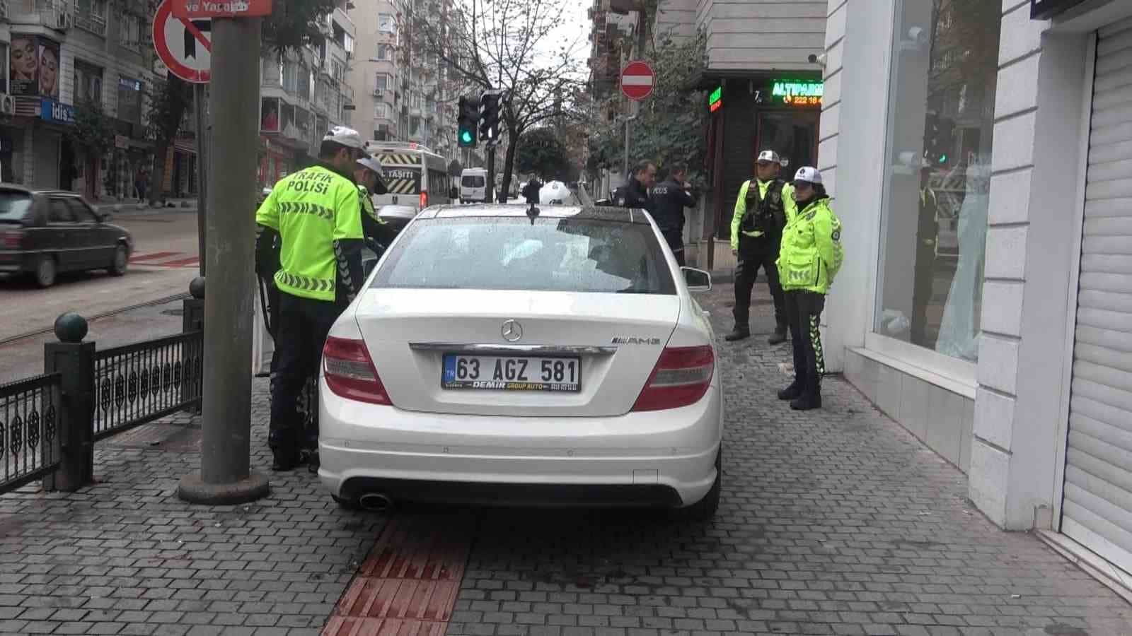 (Özel) Gece kulübünden çıktı, direksiyon başında sızdı...Polisler böyle uyandırdı