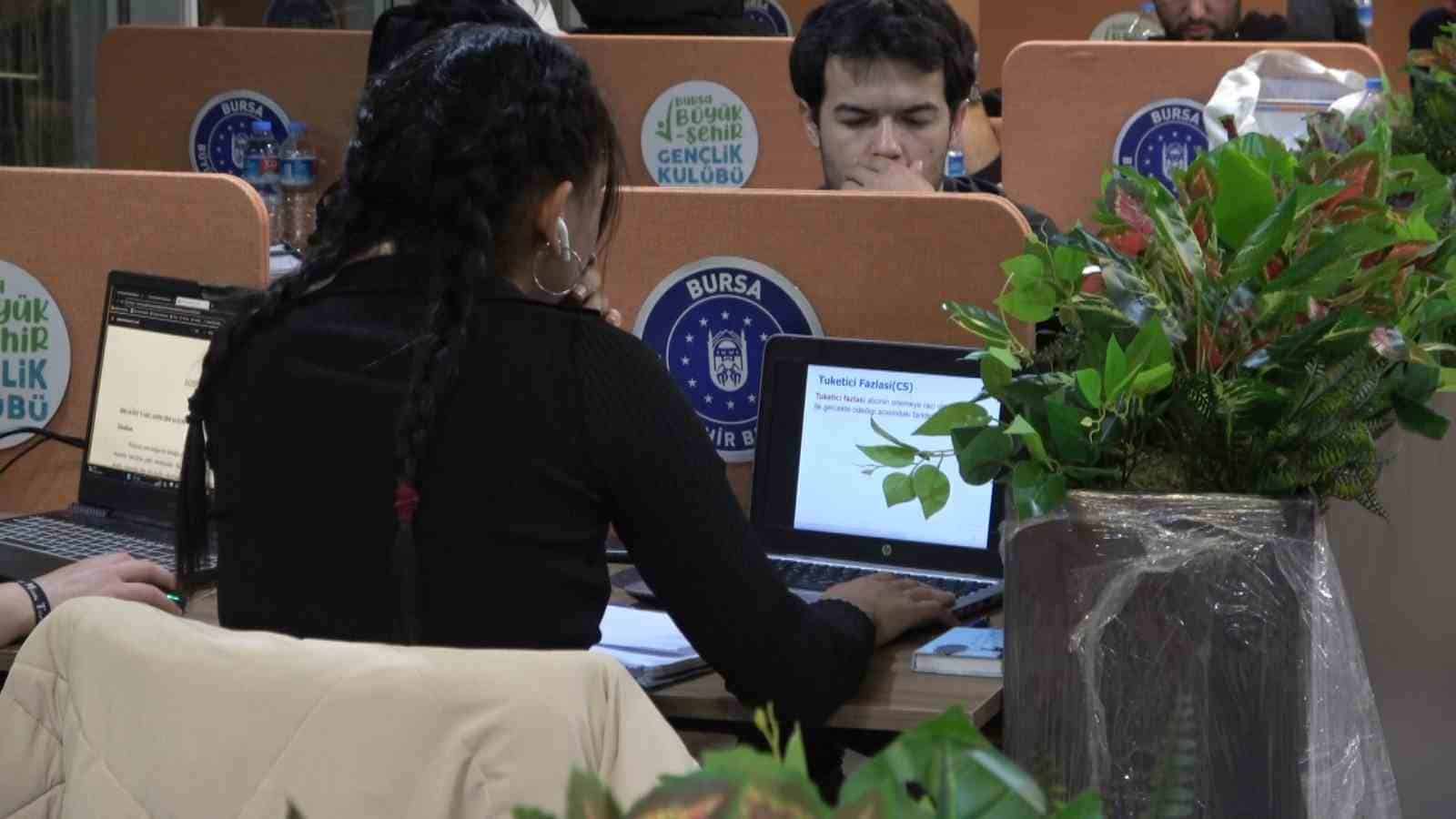 (Özel) Sınavlarına hazırlanan öğrenciler kütüphanede sabahladı