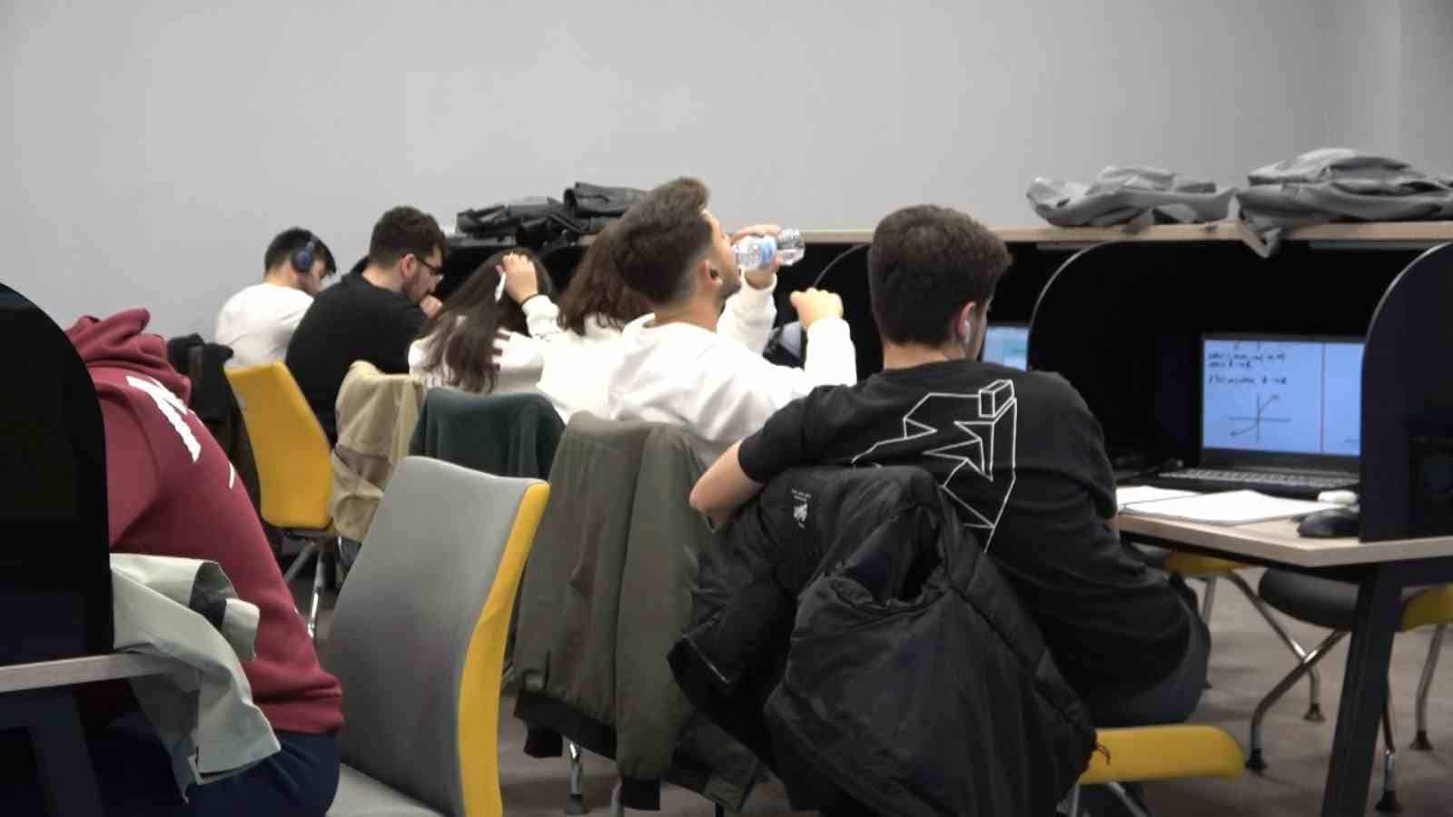 (Özel) Sınavlarına hazırlanan öğrenciler kütüphanede sabahladı