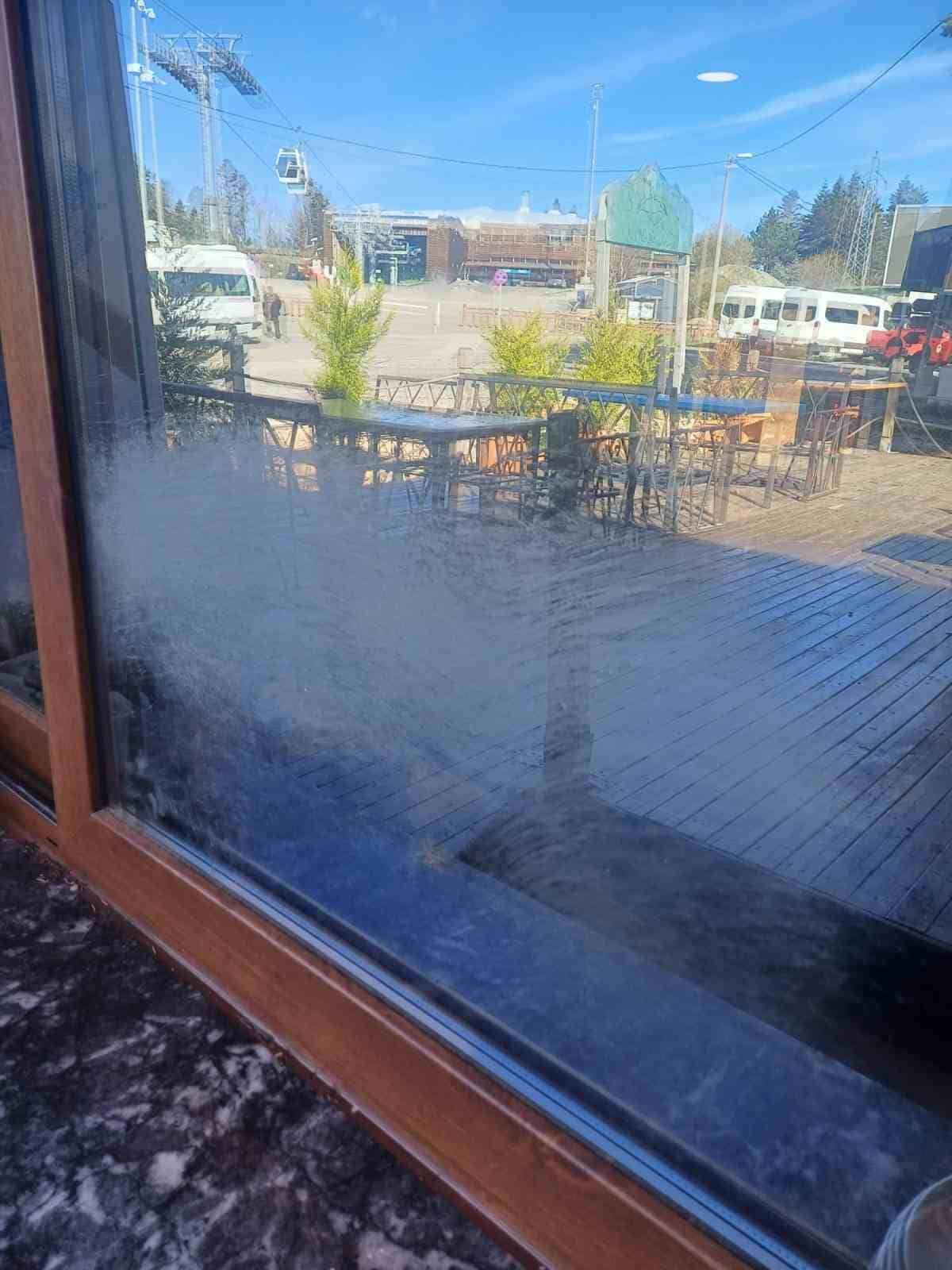 (Özel) Uludağ’da aç kalan ayılar dükkanları talan etti