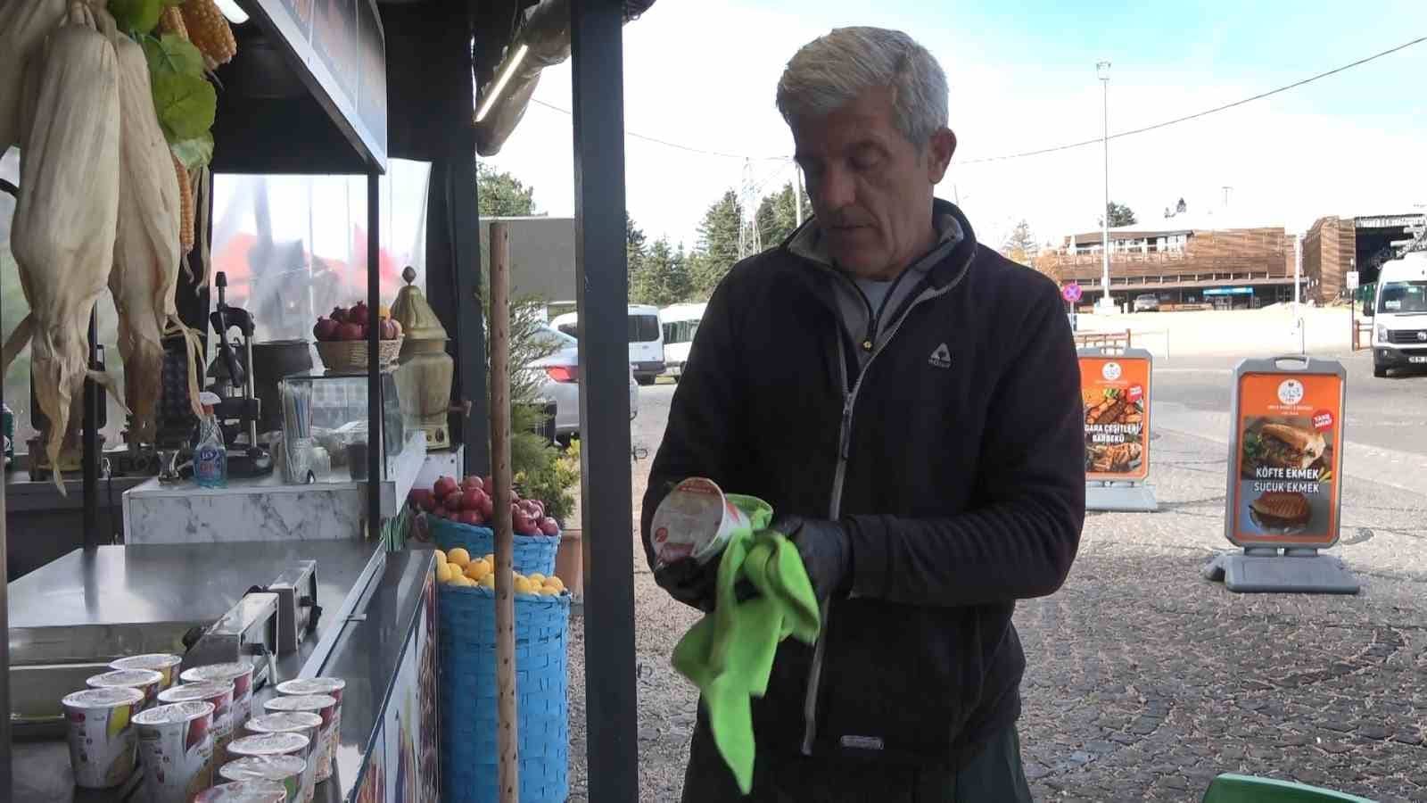 (Özel) Uludağ’da aç kalan ayılar dükkanları talan etti