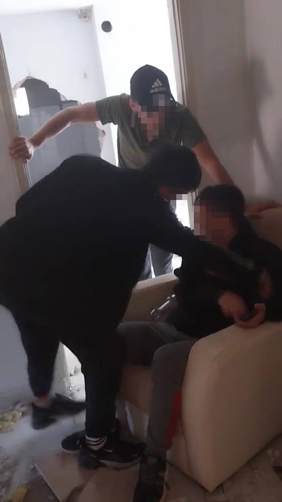 ’Sevgilime yazdın’ dedi, metruk binada darp etti