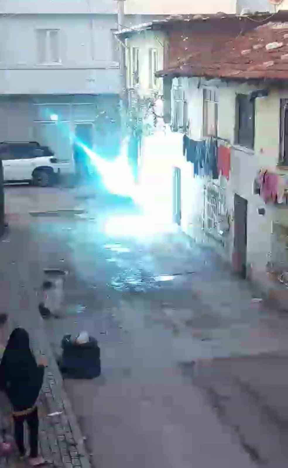 Video çekmek isterken canından oluyordu... Elektrik teli bomba gibi patladı
