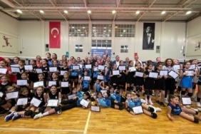 Voleybol Şenliği’nde 800 çocuk buluştu