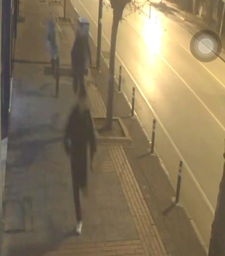 Yolda gördükleri adamı böyle gasp ettiler  Polis o şüphelilerin peşini bırakmadı