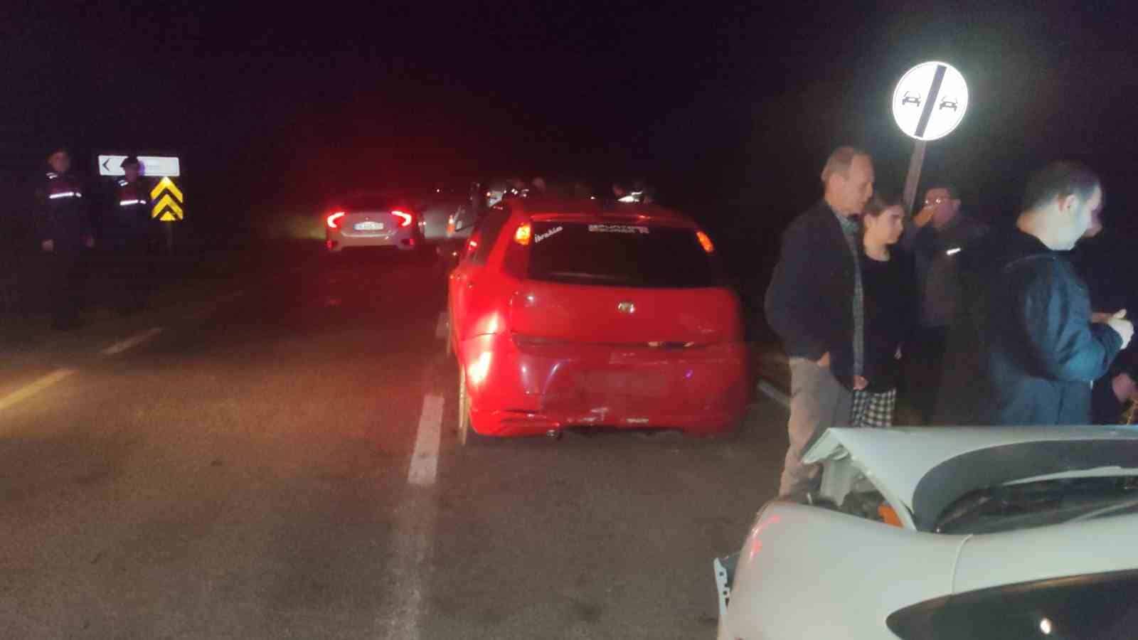 Zincirleme trafik kazasında 3 araç birbirine girdi: 3 yaralı