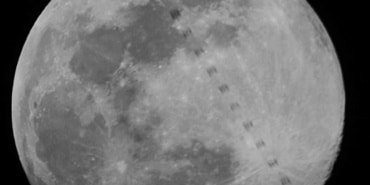 (Özel) Dondurucu soğukta saatlerce bekledi, Gezeravcı’nın dolunay önünden geçişini fotoğrafladı