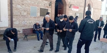 Polis namaz sonrası broşür dağıttı