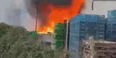 BABASININ İŞ YERİNİ ATEŞE VERDİ