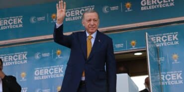 CUMHURBAŞKANI ERDOĞAN: "ÖNÜMÜZE HANGİ BADİRE ÇIKARSA ÇIKSIN ÜLKEMİZİ DEMOKRASİ VE KALKINMA ROTASINDAN ÇIKARTMADAN HEDEFLERİNE DOĞRU İLERLETMEYİ BAŞARDIK" "BİZ HARCADIĞIMIZ HER KURUŞU, DEVLETİ VE MİLLETİYLE BİRLİKTE ÇALIŞIP KAZANMAK MECBURİYETİNDEYİZ" "6 ŞUBAT DEPREMLERİNİN EKONOMİMİZE MALİYETİ 104 MİLYAR DOLAR" "KÜTAHYA'YA 101 MİLYAR LİRANIN ÜZERİNDE YATIRIM YAPTIK"