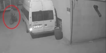 Bisikletli hırsız kamerada...Düşe kalka 3. kattaki montu çaldı, böyle kaçtı